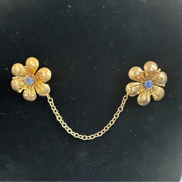 Vintage jewelry sweater or coat double flower brooch gold tone blue rhinestone - Picture 1 of 7